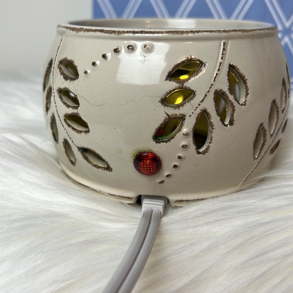 Yankee Candle Electric Leaf and Berry Tart or Candle Warmer Ivory with light - Picture 4 of 11